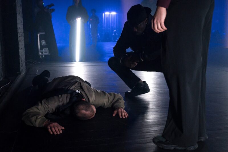 G.R.O.O.V.E. (Bintou Dembélé) le 02 mars 2023 à l'opéra de Lille.
Bintou Dembélé: conception, chorégraphie et jeu.
Avec Wilfried Blé « Wolf », Guillaume Chan Ton, Nadia Cyrielle Gabrieli Kalati « Nadeeya », Marion Gallet, Cintia Golitin, Adrien Goulinet, Mohammed Medelsi « Med », Alexandre Moreau « Cyborg », Salomon, Mpondo-Dicka « Bidjé », Michel Onomo « Meech », Féroz Sahoulamide, Marie Ndutiye danse Célia Kameni voix Charles Amblard guitare et lapsteel Avec la collaboration du Flow – Centre Eurorégional des Cultures Urbaines et la participation de Élise André, Indraline Payet, Tiphanie Casanova, Cindy Chopngui, Tassline Driss, Cécile Félix, Marie Froumentin, Adrienne Lebrun, Kinta Mendy, Michaela Piklova, Émeline Roukia, Alisson Varenne, Alfred Vivier, Shaïmâa Bekirane.
Photographie : FREDERIC IOVINO