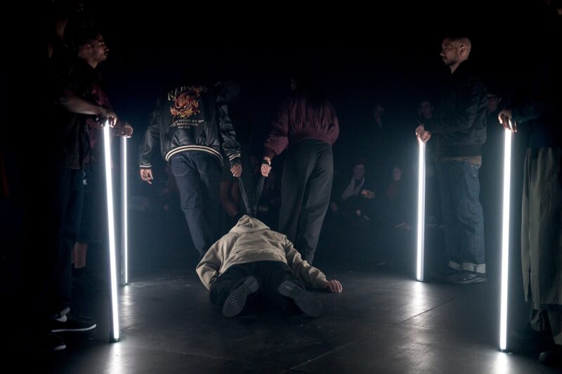 G.R.O.O.V.E. (Bintou Dembélé) le 02 mars 2023 à l'opéra de Lille.
Bintou Dembélé: conception, chorégraphie et jeu.
Avec Wilfried Blé « Wolf », Guillaume Chan Ton, Nadia Cyrielle Gabrieli Kalati « Nadeeya », Marion Gallet, Cintia Golitin, Adrien Goulinet, Mohammed Medelsi « Med », Alexandre Moreau « Cyborg », Salomon, Mpondo-Dicka « Bidjé », Michel Onomo « Meech », Féroz Sahoulamide, Marie Ndutiye danse Célia Kameni voix Charles Amblard guitare et lapsteel Avec la collaboration du Flow – Centre Eurorégional des Cultures Urbaines et la participation de Élise André, Indraline Payet, Tiphanie Casanova, Cindy Chopngui, Tassline Driss, Cécile Félix, Marie Froumentin, Adrienne Lebrun, Kinta Mendy, Michaela Piklova, Émeline Roukia, Alisson Varenne, Alfred Vivier, Shaïmâa Bekirane.
Photographie : FREDERIC IOVINO