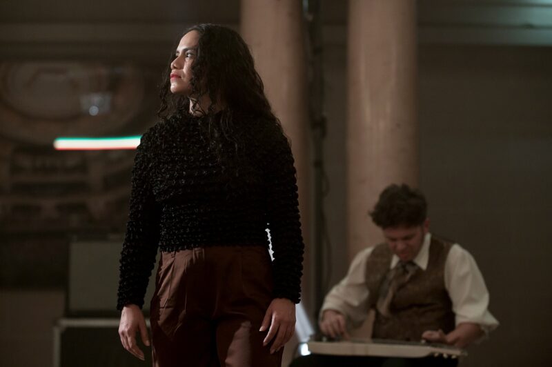 G.R.O.O.V.E. (Bintou Dembélé) le 02 mars 2023 à l'opéra de Lille.
Bintou Dembélé: conception, chorégraphie et jeu.
Avec Wilfried Blé « Wolf », Guillaume Chan Ton, Nadia Cyrielle Gabrieli Kalati « Nadeeya », Marion Gallet, Cintia Golitin, Adrien Goulinet, Mohammed Medelsi « Med », Alexandre Moreau « Cyborg », Salomon, Mpondo-Dicka « Bidjé », Michel Onomo « Meech », Féroz Sahoulamide, Marie Ndutiye danse Célia Kameni voix Charles Amblard guitare et lapsteel Avec la collaboration du Flow – Centre Eurorégional des Cultures Urbaines et la participation de Élise André, Indraline Payet, Tiphanie Casanova, Cindy Chopngui, Tassline Driss, Cécile Félix, Marie Froumentin, Adrienne Lebrun, Kinta Mendy, Michaela Piklova, Émeline Roukia, Alisson Varenne, Alfred Vivier, Shaïmâa Bekirane.
Photographie : FREDERIC IOVINO