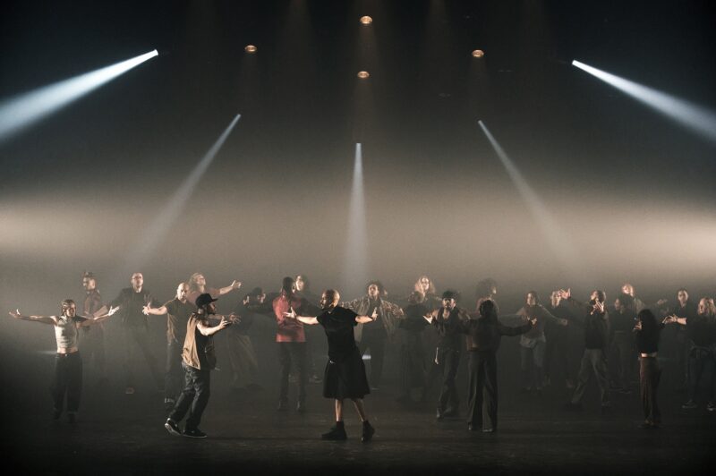 G.R.O.O.V.E. (Bintou Dembélé) le 02 mars 2023 à l'opéra de Lille.
Bintou Dembélé: conception, chorégraphie et jeu.
Avec Wilfried Blé « Wolf », Guillaume Chan Ton, Nadia Cyrielle Gabrieli Kalati « Nadeeya », Marion Gallet, Cintia Golitin, Adrien Goulinet, Mohammed Medelsi « Med », Alexandre Moreau « Cyborg », Salomon, Mpondo-Dicka « Bidjé », Michel Onomo « Meech », Féroz Sahoulamide, Marie Ndutiye danse Célia Kameni voix Charles Amblard guitare et lapsteel Avec la collaboration du Flow – Centre Eurorégional des Cultures Urbaines et la participation de Élise André, Indraline Payet, Tiphanie Casanova, Cindy Chopngui, Tassline Driss, Cécile Félix, Marie Froumentin, Adrienne Lebrun, Kinta Mendy, Michaela Piklova, Émeline Roukia, Alisson Varenne, Alfred Vivier, Shaïmâa Bekirane.
Photographie : FREDERIC IOVINO