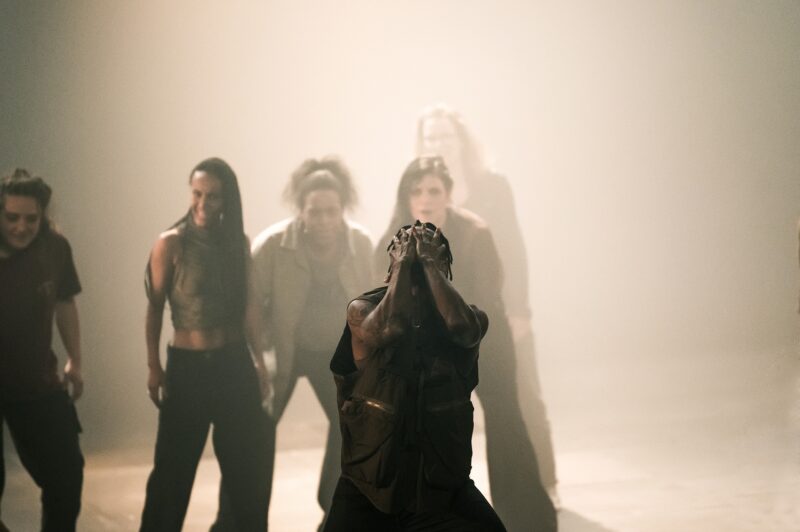 G.R.O.O.V.E. (Bintou Dembélé) le 02 mars 2023 à l'opéra de Lille.
Bintou Dembélé: conception, chorégraphie et jeu.
Avec Wilfried Blé « Wolf », Guillaume Chan Ton, Nadia Cyrielle Gabrieli Kalati « Nadeeya », Marion Gallet, Cintia Golitin, Adrien Goulinet, Mohammed Medelsi « Med », Alexandre Moreau « Cyborg », Salomon, Mpondo-Dicka « Bidjé », Michel Onomo « Meech », Féroz Sahoulamide, Marie Ndutiye danse Célia Kameni voix Charles Amblard guitare et lapsteel Avec la collaboration du Flow – Centre Eurorégional des Cultures Urbaines et la participation de Élise André, Indraline Payet, Tiphanie Casanova, Cindy Chopngui, Tassline Driss, Cécile Félix, Marie Froumentin, Adrienne Lebrun, Kinta Mendy, Michaela Piklova, Émeline Roukia, Alisson Varenne, Alfred Vivier, Shaïmâa Bekirane.
Photographie : FREDERIC IOVINO