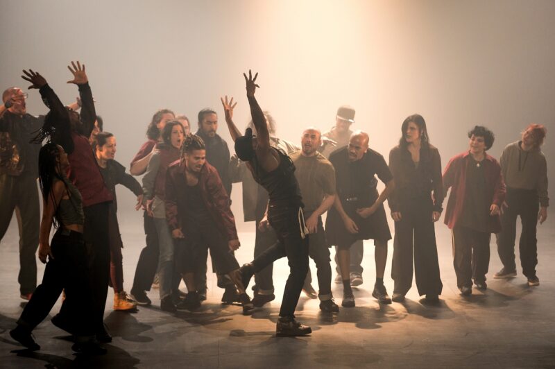 G.R.O.O.V.E. (Bintou Dembélé) le 02 mars 2023 à l'opéra de Lille.
Bintou Dembélé: conception, chorégraphie et jeu.
Avec Wilfried Blé « Wolf », Guillaume Chan Ton, Nadia Cyrielle Gabrieli Kalati « Nadeeya », Marion Gallet, Cintia Golitin, Adrien Goulinet, Mohammed Medelsi « Med », Alexandre Moreau « Cyborg », Salomon, Mpondo-Dicka « Bidjé », Michel Onomo « Meech », Féroz Sahoulamide, Marie Ndutiye danse Célia Kameni voix Charles Amblard guitare et lapsteel Avec la collaboration du Flow – Centre Eurorégional des Cultures Urbaines et la participation de Élise André, Indraline Payet, Tiphanie Casanova, Cindy Chopngui, Tassline Driss, Cécile Félix, Marie Froumentin, Adrienne Lebrun, Kinta Mendy, Michaela Piklova, Émeline Roukia, Alisson Varenne, Alfred Vivier, Shaïmâa Bekirane.
Photographie : FREDERIC IOVINO