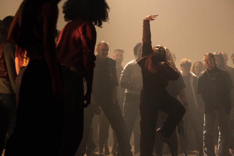 G.R.O.O.V.E. (Bintou Dembélé) le 02 mars 2023 à l'opéra de Lille.
Bintou Dembélé: conception, chorégraphie et jeu.
Avec Wilfried Blé « Wolf », Guillaume Chan Ton, Nadia Cyrielle Gabrieli Kalati « Nadeeya », Marion Gallet, Cintia Golitin, Adrien Goulinet, Mohammed Medelsi « Med », Alexandre Moreau « Cyborg », Salomon, Mpondo-Dicka « Bidjé », Michel Onomo « Meech », Féroz Sahoulamide, Marie Ndutiye danse Célia Kameni voix Charles Amblard guitare et lapsteel Avec la collaboration du Flow – Centre Eurorégional des Cultures Urbaines et la participation de Élise André, Indraline Payet, Tiphanie Casanova, Cindy Chopngui, Tassline Driss, Cécile Félix, Marie Froumentin, Adrienne Lebrun, Kinta Mendy, Michaela Piklova, Émeline Roukia, Alisson Varenne, Alfred Vivier, Shaïmâa Bekirane.
Photographie : FREDERIC IOVINO