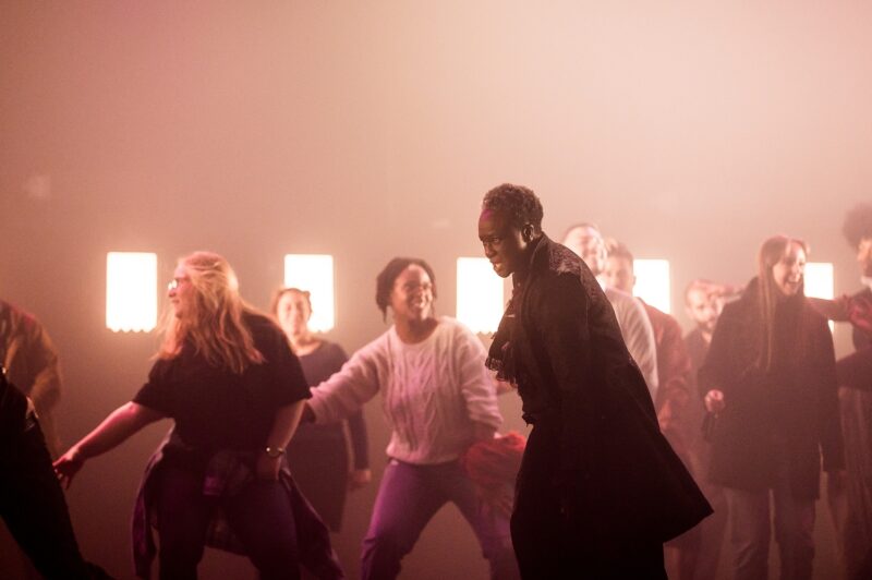 G.R.O.O.V.E. (Bintou Dembélé) le 02 mars 2023 à l'opéra de Lille.
Bintou Dembélé: conception, chorégraphie et jeu.
Avec Wilfried Blé « Wolf », Guillaume Chan Ton, Nadia Cyrielle Gabrieli Kalati « Nadeeya », Marion Gallet, Cintia Golitin, Adrien Goulinet, Mohammed Medelsi « Med », Alexandre Moreau « Cyborg », Salomon, Mpondo-Dicka « Bidjé », Michel Onomo « Meech », Féroz Sahoulamide, Marie Ndutiye danse Célia Kameni voix Charles Amblard guitare et lapsteel Avec la collaboration du Flow – Centre Eurorégional des Cultures Urbaines et la participation de Élise André, Indraline Payet, Tiphanie Casanova, Cindy Chopngui, Tassline Driss, Cécile Félix, Marie Froumentin, Adrienne Lebrun, Kinta Mendy, Michaela Piklova, Émeline Roukia, Alisson Varenne, Alfred Vivier, Shaïmâa Bekirane.
Photographie : FREDERIC IOVINO