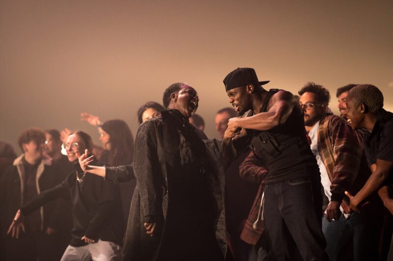 G.R.O.O.V.E. (Bintou Dembélé) le 02 mars 2023 à l'opéra de Lille.
Bintou Dembélé: conception, chorégraphie et jeu.
Avec Wilfried Blé « Wolf », Guillaume Chan Ton, Nadia Cyrielle Gabrieli Kalati « Nadeeya », Marion Gallet, Cintia Golitin, Adrien Goulinet, Mohammed Medelsi « Med », Alexandre Moreau « Cyborg », Salomon, Mpondo-Dicka « Bidjé », Michel Onomo « Meech », Féroz Sahoulamide, Marie Ndutiye danse Célia Kameni voix Charles Amblard guitare et lapsteel Avec la collaboration du Flow – Centre Eurorégional des Cultures Urbaines et la participation de Élise André, Indraline Payet, Tiphanie Casanova, Cindy Chopngui, Tassline Driss, Cécile Félix, Marie Froumentin, Adrienne Lebrun, Kinta Mendy, Michaela Piklova, Émeline Roukia, Alisson Varenne, Alfred Vivier, Shaïmâa Bekirane.
Photographie : FREDERIC IOVINO