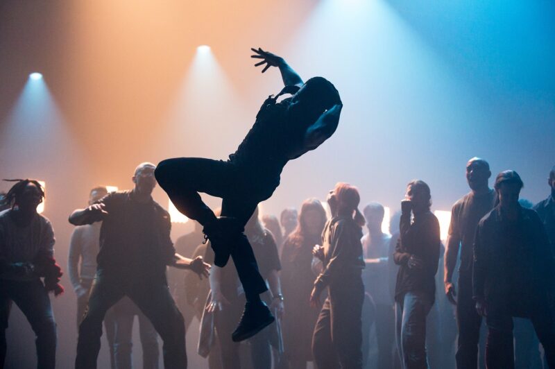 G.R.O.O.V.E. (Bintou Dembélé) le 02 mars 2023 à l'opéra de Lille.
Bintou Dembélé: conception, chorégraphie et jeu.
Avec Wilfried Blé « Wolf », Guillaume Chan Ton, Nadia Cyrielle Gabrieli Kalati « Nadeeya », Marion Gallet, Cintia Golitin, Adrien Goulinet, Mohammed Medelsi « Med », Alexandre Moreau « Cyborg », Salomon, Mpondo-Dicka « Bidjé », Michel Onomo « Meech », Féroz Sahoulamide, Marie Ndutiye danse Célia Kameni voix Charles Amblard guitare et lapsteel Avec la collaboration du Flow – Centre Eurorégional des Cultures Urbaines et la participation de Élise André, Indraline Payet, Tiphanie Casanova, Cindy Chopngui, Tassline Driss, Cécile Félix, Marie Froumentin, Adrienne Lebrun, Kinta Mendy, Michaela Piklova, Émeline Roukia, Alisson Varenne, Alfred Vivier, Shaïmâa Bekirane.
Photographie : FREDERIC IOVINO