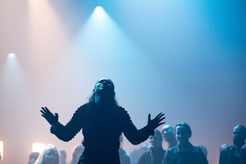 G.R.O.O.V.E. (Bintou Dembélé) le 02 mars 2023 à l'opéra de Lille.
Bintou Dembélé: conception, chorégraphie et jeu.
Avec Wilfried Blé « Wolf », Guillaume Chan Ton, Nadia Cyrielle Gabrieli Kalati « Nadeeya », Marion Gallet, Cintia Golitin, Adrien Goulinet, Mohammed Medelsi « Med », Alexandre Moreau « Cyborg », Salomon, Mpondo-Dicka « Bidjé », Michel Onomo « Meech », Féroz Sahoulamide, Marie Ndutiye danse Célia Kameni voix Charles Amblard guitare et lapsteel Avec la collaboration du Flow – Centre Eurorégional des Cultures Urbaines et la participation de Élise André, Indraline Payet, Tiphanie Casanova, Cindy Chopngui, Tassline Driss, Cécile Félix, Marie Froumentin, Adrienne Lebrun, Kinta Mendy, Michaela Piklova, Émeline Roukia, Alisson Varenne, Alfred Vivier, Shaïmâa Bekirane.
Photographie : FREDERIC IOVINO