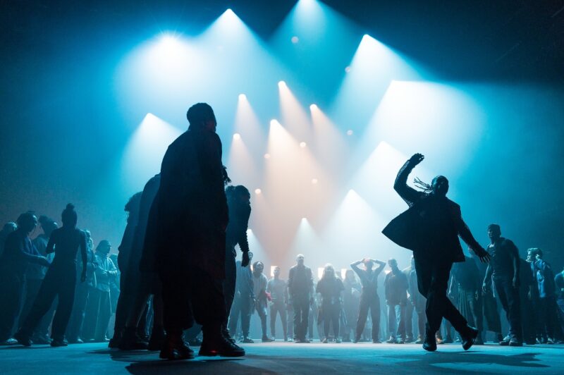 G.R.O.O.V.E. (Bintou Dembélé) le 02 mars 2023 à l'opéra de Lille.
Bintou Dembélé: conception, chorégraphie et jeu.
Avec Wilfried Blé « Wolf », Guillaume Chan Ton, Nadia Cyrielle Gabrieli Kalati « Nadeeya », Marion Gallet, Cintia Golitin, Adrien Goulinet, Mohammed Medelsi « Med », Alexandre Moreau « Cyborg », Salomon, Mpondo-Dicka « Bidjé », Michel Onomo « Meech », Féroz Sahoulamide, Marie Ndutiye danse Célia Kameni voix Charles Amblard guitare et lapsteel Avec la collaboration du Flow – Centre Eurorégional des Cultures Urbaines et la participation de Élise André, Indraline Payet, Tiphanie Casanova, Cindy Chopngui, Tassline Driss, Cécile Félix, Marie Froumentin, Adrienne Lebrun, Kinta Mendy, Michaela Piklova, Émeline Roukia, Alisson Varenne, Alfred Vivier, Shaïmâa Bekirane.
Photographie : FREDERIC IOVINO