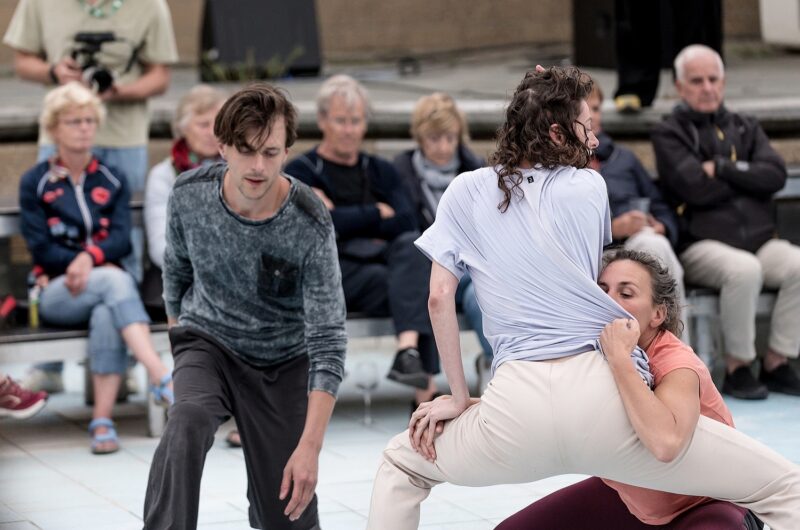 EN RECONNAISSANCE le 30 juin 2023 à Ostende (Dansbad, Festival Dansand). 
Conception: Gaëtan Rusquet,  
avec: Adaline Anobile, Victor Dumont, Keren Kraizer, Lise Vermot, Gaëtan Rusquet.

Photographie : FREDERIC IOVINO