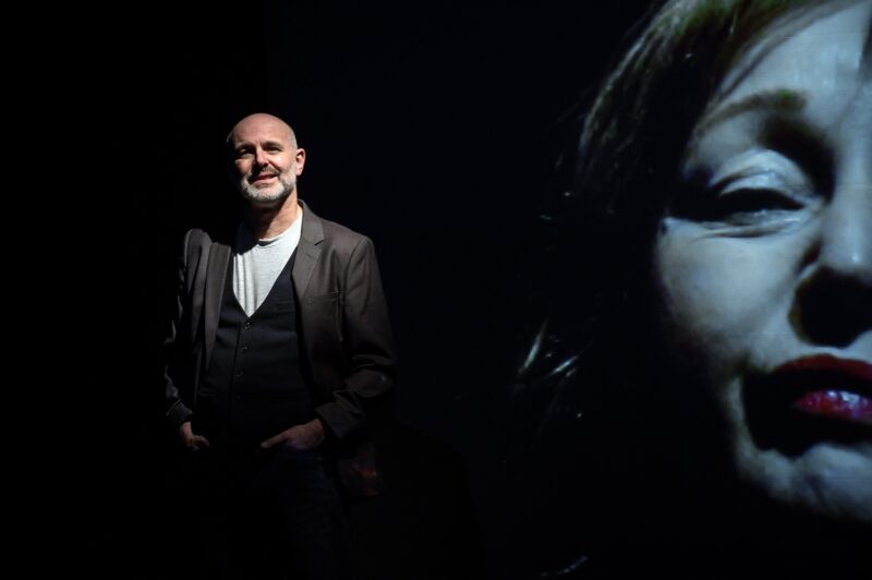 LA VALIDATION le 22 novembre 2023 au théâtre de la Verrière à Lille.
Texte et mise en scène : Antoine Lemaire.
Avec : Cyril Brisse, Muriel Cocquet, Camille Dupond, Céline Dupuis, Bruno Tuchszer. Lumières Vincent Thomas. Création vidéo Sandra Suire.
Photographie © Frédéric Iovino