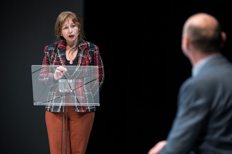 LA VALIDATION le 22 novembre 2023 au théâtre de la Verrière à Lille.
Texte et mise en scène : Antoine Lemaire.
Avec : Cyril Brisse, Muriel Cocquet, Camille Dupond, Céline Dupuis, Bruno Tuchszer. Lumières Vincent Thomas. Création vidéo Sandra Suire.
Photographie © Frédéric Iovino
