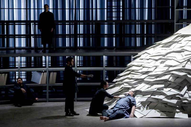 TRISTAN ET ISOLDE (Tiago Rodrigues, 2024) à l'opéra de Lille le 08 mars 2024.
Direction musicale: Cornelius Meister,
Mise en scène: Tiago Rodrigues,
Avec : Daniel Brenna, Annemarie Kremer, Marie-Adeline Henry, Alexandre Duhamel,
David Steffens, David Ireland, Kaëlig Boché, Laurent Bourdeaux, Sofia Dias, Vítor Roriz.
Chœur de l’Opéra de Lille
Orchestre National de Lille
Photographie : FREDERIC IOVINO