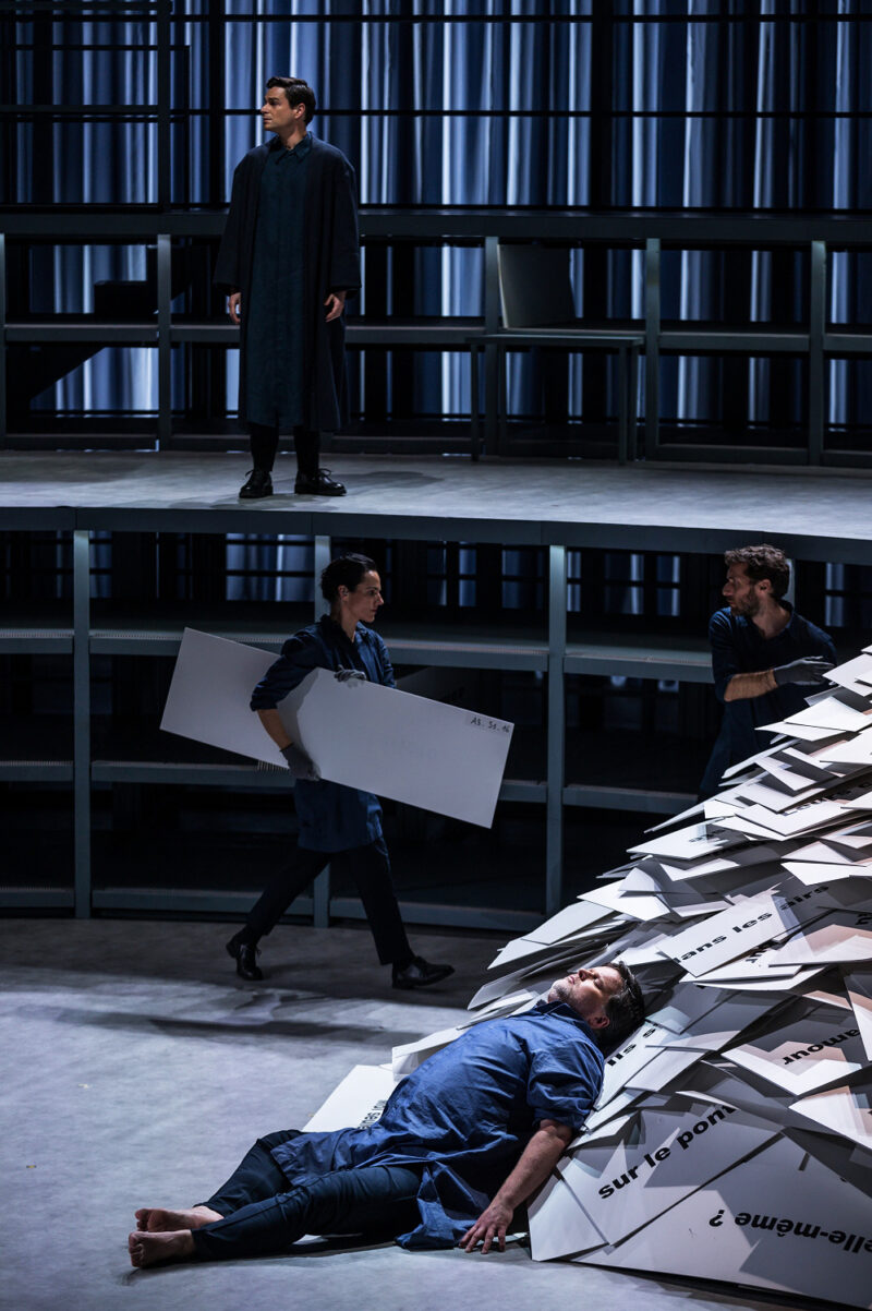 TRISTAN ET ISOLDE (Tiago Rodrigues, 2024) à l'opéra de Lille le 08 mars 2024.
Direction musicale: Cornelius Meister,
Mise en scène: Tiago Rodrigues,
Avec : Daniel Brenna, Annemarie Kremer, Marie-Adeline Henry, Alexandre Duhamel,
David Steffens, David Ireland, Kaëlig Boché, Laurent Bourdeaux, Sofia Dias, Vítor Roriz.
Chœur de l’Opéra de Lille
Orchestre National de Lille
Photographie : FREDERIC IOVINO