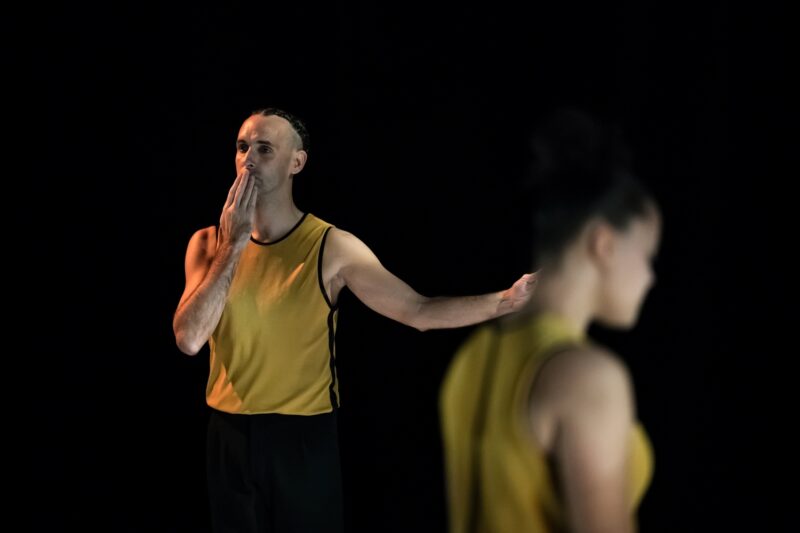 L’ELOGE DES POSSIBLES (Raphaël Cottin / Cie La poétique des signes) le 09.12.2024 au CCNT Tours - Photographie © Frédéric Iovino