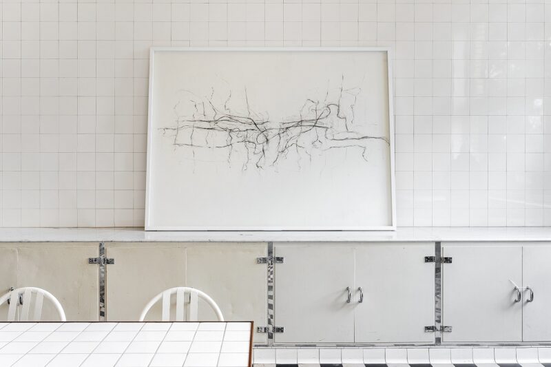 Exposition collective "Aventure de Lignes" à la Villa Cavrois, à Croix, le 18 novembre 2025.
Artistes Exposés : Ulrich Rückriem, Pascal Pesez, Sol LeWitt, François Morellet, Joël Fisher, Günther Förg, Diogo Pimentão, Robert Morris, Laurent Pariente, Giuseppe Penone, Alexandre Léger, Silvia Bächli, Tatiana Trouvé, David Tremlett, Gilgian Gelzer, Henri Michaux, Ryo Orikasa, Jean-Michel Alberola, Raoul Ubac.
Photographie © Frédéric Iovino