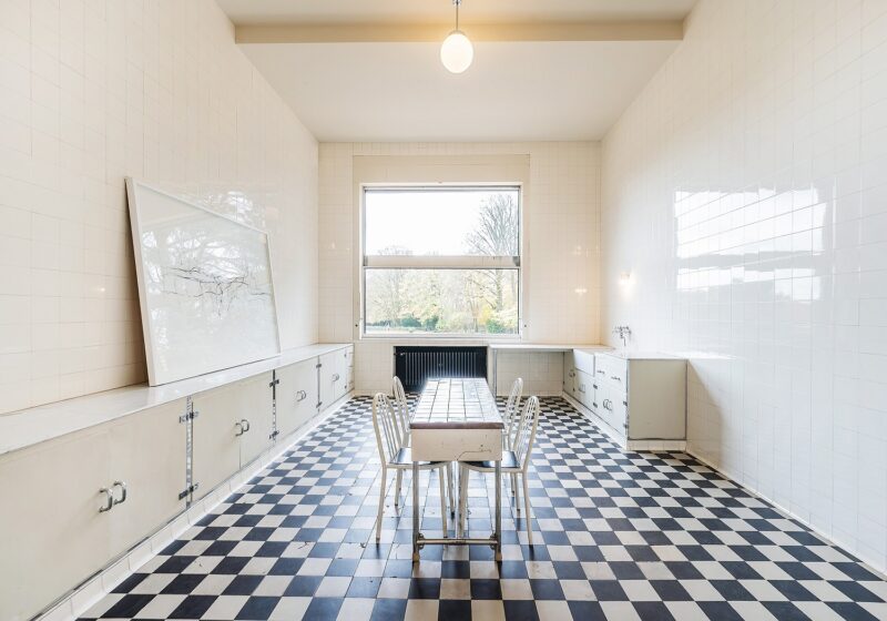 Exposition collective "Aventure de Lignes" à la Villa Cavrois, à Croix, le 18 novembre 2025.
Artistes Exposés : Ulrich Rückriem, Pascal Pesez, Sol LeWitt, François Morellet, Joël Fisher, Günther Förg, Diogo Pimentão, Robert Morris, Laurent Pariente, Giuseppe Penone, Alexandre Léger, Silvia Bächli, Tatiana Trouvé, David Tremlett, Gilgian Gelzer, Henri Michaux, Ryo Orikasa, Jean-Michel Alberola, Raoul Ubac.
Photographie © Frédéric Iovino