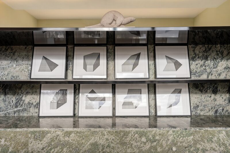 Exposition collective "Aventure de Lignes" à la Villa Cavrois, à Croix, le 18 novembre 2025.
Artistes Exposés : Ulrich Rückriem, Pascal Pesez, Sol LeWitt, François Morellet, Joël Fisher, Günther Förg, Diogo Pimentão, Robert Morris, Laurent Pariente, Giuseppe Penone, Alexandre Léger, Silvia Bächli, Tatiana Trouvé, David Tremlett, Gilgian Gelzer, Henri Michaux, Ryo Orikasa, Jean-Michel Alberola, Raoul Ubac.
Photographie © Frédéric Iovino