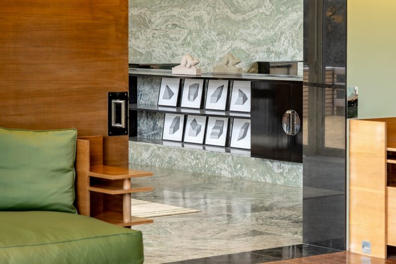 Exposition collective "Aventure de Lignes" à la Villa Cavrois, à Croix, le 18 novembre 2025.
Artistes Exposés : Ulrich Rückriem, Pascal Pesez, Sol LeWitt, François Morellet, Joël Fisher, Günther Förg, Diogo Pimentão, Robert Morris, Laurent Pariente, Giuseppe Penone, Alexandre Léger, Silvia Bächli, Tatiana Trouvé, David Tremlett, Gilgian Gelzer, Henri Michaux, Ryo Orikasa, Jean-Michel Alberola, Raoul Ubac.
Photographie © Frédéric Iovino