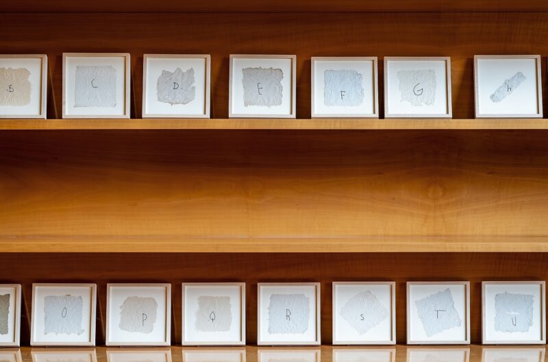 Exposition collective "Aventure de Lignes" à la Villa Cavrois, à Croix, le 18 novembre 2025.
Artistes Exposés : Ulrich Rückriem, Pascal Pesez, Sol LeWitt, François Morellet, Joël Fisher, Günther Förg, Diogo Pimentão, Robert Morris, Laurent Pariente, Giuseppe Penone, Alexandre Léger, Silvia Bächli, Tatiana Trouvé, David Tremlett, Gilgian Gelzer, Henri Michaux, Ryo Orikasa, Jean-Michel Alberola, Raoul Ubac.
Photographie © Frédéric Iovino