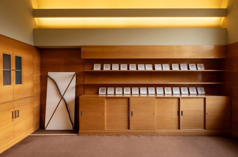 Exposition collective "Aventure de Lignes" à la Villa Cavrois, à Croix, le 18 novembre 2025.
Artistes Exposés : Ulrich Rückriem, Pascal Pesez, Sol LeWitt, François Morellet, Joël Fisher, Günther Förg, Diogo Pimentão, Robert Morris, Laurent Pariente, Giuseppe Penone, Alexandre Léger, Silvia Bächli, Tatiana Trouvé, David Tremlett, Gilgian Gelzer, Henri Michaux, Ryo Orikasa, Jean-Michel Alberola, Raoul Ubac.
Photographie © Frédéric Iovino