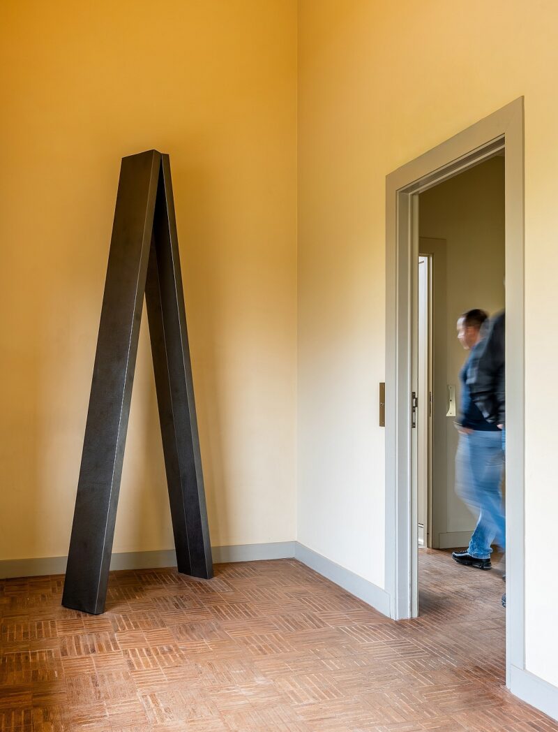 Exposition collective "Aventure de Lignes" à la Villa Cavrois, à Croix, le 18 novembre 2025.
Artistes Exposés : Ulrich Rückriem, Pascal Pesez, Sol LeWitt, François Morellet, Joël Fisher, Günther Förg, Diogo Pimentão, Robert Morris, Laurent Pariente, Giuseppe Penone, Alexandre Léger, Silvia Bächli, Tatiana Trouvé, David Tremlett, Gilgian Gelzer, Henri Michaux, Ryo Orikasa, Jean-Michel Alberola, Raoul Ubac.
Photographie © Frédéric Iovino