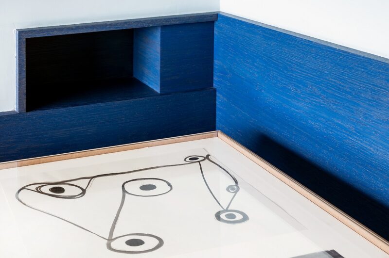 Exposition collective "Aventure de Lignes" à la Villa Cavrois, à Croix, le 18 novembre 2025.
Artistes Exposés : Ulrich Rückriem, Pascal Pesez, Sol LeWitt, François Morellet, Joël Fisher, Günther Förg, Diogo Pimentão, Robert Morris, Laurent Pariente, Giuseppe Penone, Alexandre Léger, Silvia Bächli, Tatiana Trouvé, David Tremlett, Gilgian Gelzer, Henri Michaux, Ryo Orikasa, Jean-Michel Alberola, Raoul Ubac.
Photographie © Frédéric Iovino