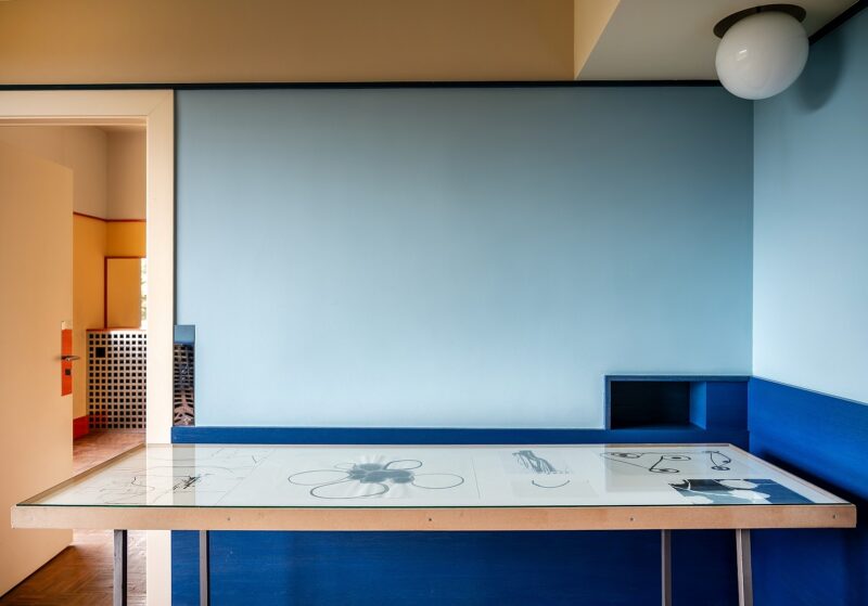 Exposition collective "Aventure de Lignes" à la Villa Cavrois, à Croix, le 18 novembre 2025.
Artistes Exposés : Ulrich Rückriem, Pascal Pesez, Sol LeWitt, François Morellet, Joël Fisher, Günther Förg, Diogo Pimentão, Robert Morris, Laurent Pariente, Giuseppe Penone, Alexandre Léger, Silvia Bächli, Tatiana Trouvé, David Tremlett, Gilgian Gelzer, Henri Michaux, Ryo Orikasa, Jean-Michel Alberola, Raoul Ubac.
Photographie © Frédéric Iovino