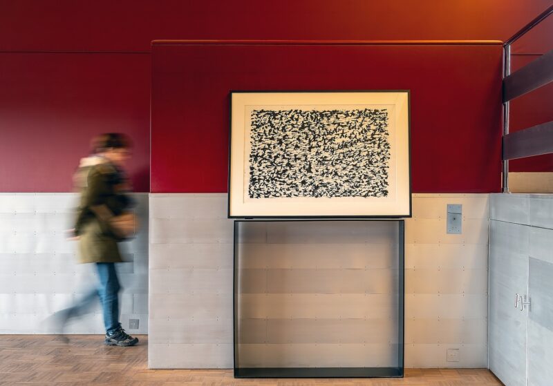 Exposition collective "Aventure de Lignes" à la Villa Cavrois, à Croix, le 18 novembre 2025.
Artistes Exposés : Ulrich Rückriem, Pascal Pesez, Sol LeWitt, François Morellet, Joël Fisher, Günther Förg, Diogo Pimentão, Robert Morris, Laurent Pariente, Giuseppe Penone, Alexandre Léger, Silvia Bächli, Tatiana Trouvé, David Tremlett, Gilgian Gelzer, Henri Michaux, Ryo Orikasa, Jean-Michel Alberola, Raoul Ubac.
Photographie © Frédéric Iovino