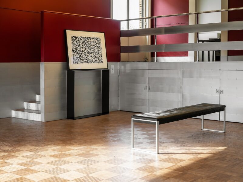 Exposition collective "Aventure de Lignes" à la Villa Cavrois, à Croix, le 18 novembre 2025.
Artistes Exposés : Ulrich Rückriem, Pascal Pesez, Sol LeWitt, François Morellet, Joël Fisher, Günther Förg, Diogo Pimentão, Robert Morris, Laurent Pariente, Giuseppe Penone, Alexandre Léger, Silvia Bächli, Tatiana Trouvé, David Tremlett, Gilgian Gelzer, Henri Michaux, Ryo Orikasa, Jean-Michel Alberola, Raoul Ubac.
Photographie © Frédéric Iovino