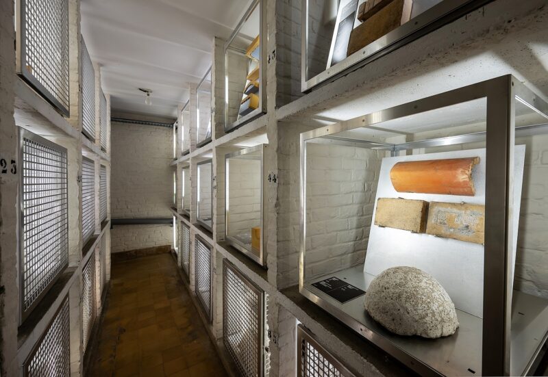 Exposition collective "Aventure de Lignes" à la Villa Cavrois, à Croix, le 18 novembre 2025.
Artistes Exposés : Ulrich Rückriem, Pascal Pesez, Sol LeWitt, François Morellet, Joël Fisher, Günther Förg, Diogo Pimentão, Robert Morris, Laurent Pariente, Giuseppe Penone, Alexandre Léger, Silvia Bächli, Tatiana Trouvé, David Tremlett, Gilgian Gelzer, Henri Michaux, Ryo Orikasa, Jean-Michel Alberola, Raoul Ubac.
Photographie © Frédéric Iovino