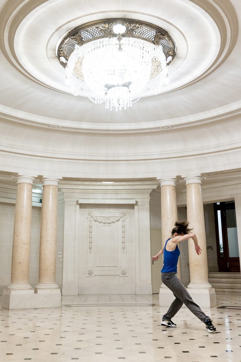 20 DANSEURS POUR LE XXE SIÈCLE ET PLUS ENCORE de Boris Charmatz le 06 novembre 2021 à l'Opéra de Lille.Photographie : FREDERIC IOVINO