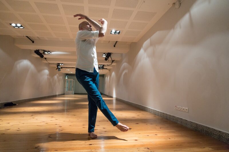20 DANSEURS POUR LE XXE SIÈCLE ET PLUS ENCORE de Boris Charmatz le 06 novembre 2021 à l'Opéra de Lille.Photographie : FREDERIC IOVINO