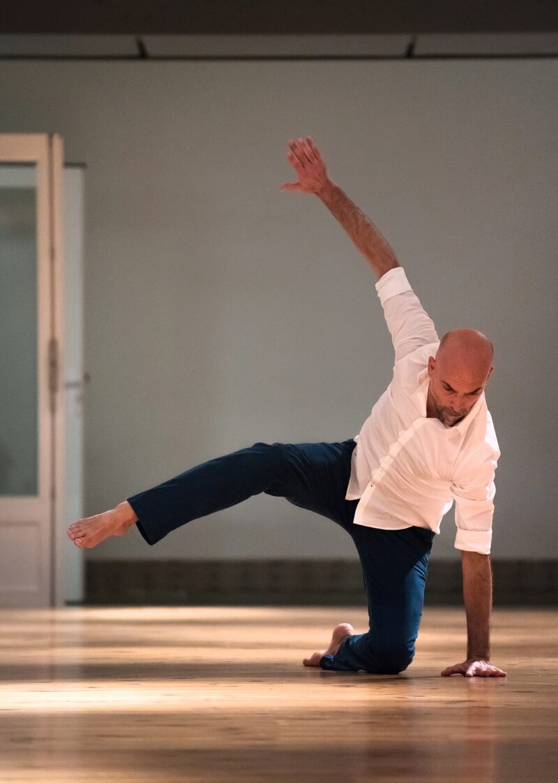 20 DANSEURS POUR LE XXE SIÈCLE ET PLUS ENCORE de Boris Charmatz le 06 novembre 2021 à l'Opéra de Lille.Photographie : FREDERIC IOVINO