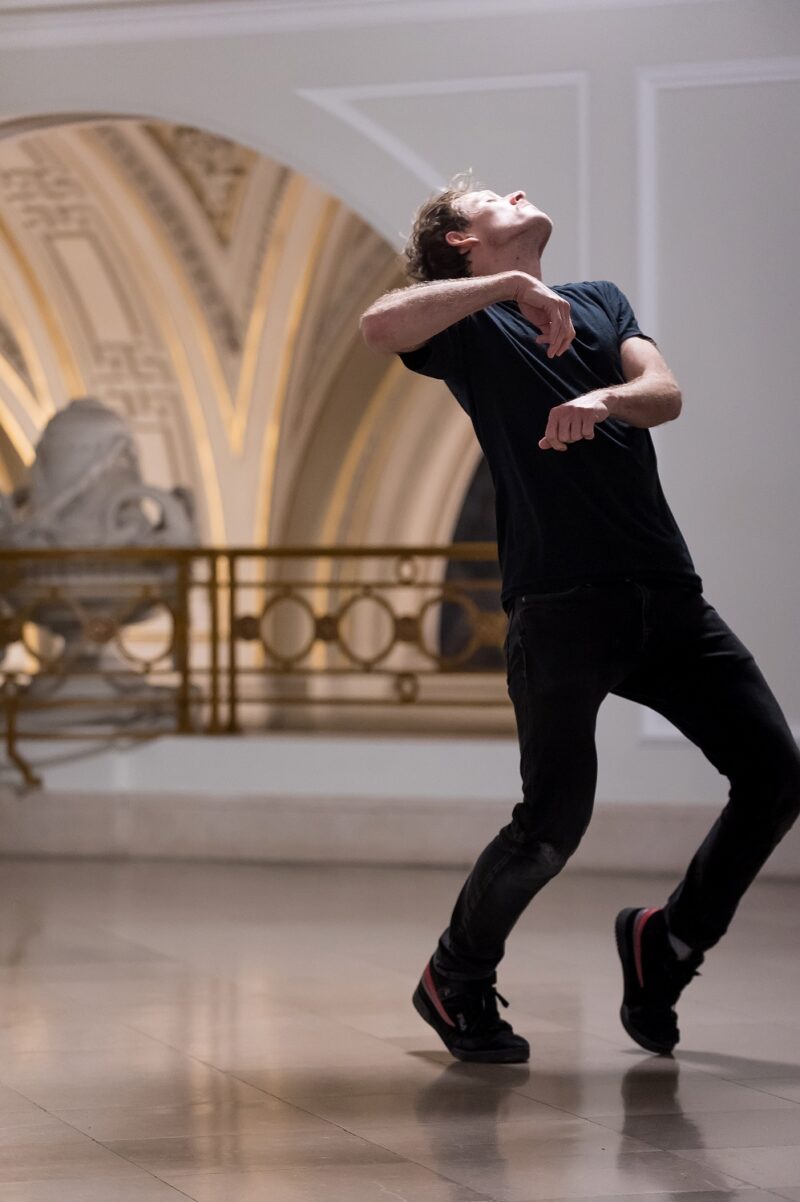 20 DANSEURS POUR LE XXE SIÈCLE ET PLUS ENCORE de Boris Charmatz le 06 novembre 2021 à l'Opéra de Lille.Photographie : FREDERIC IOVINO